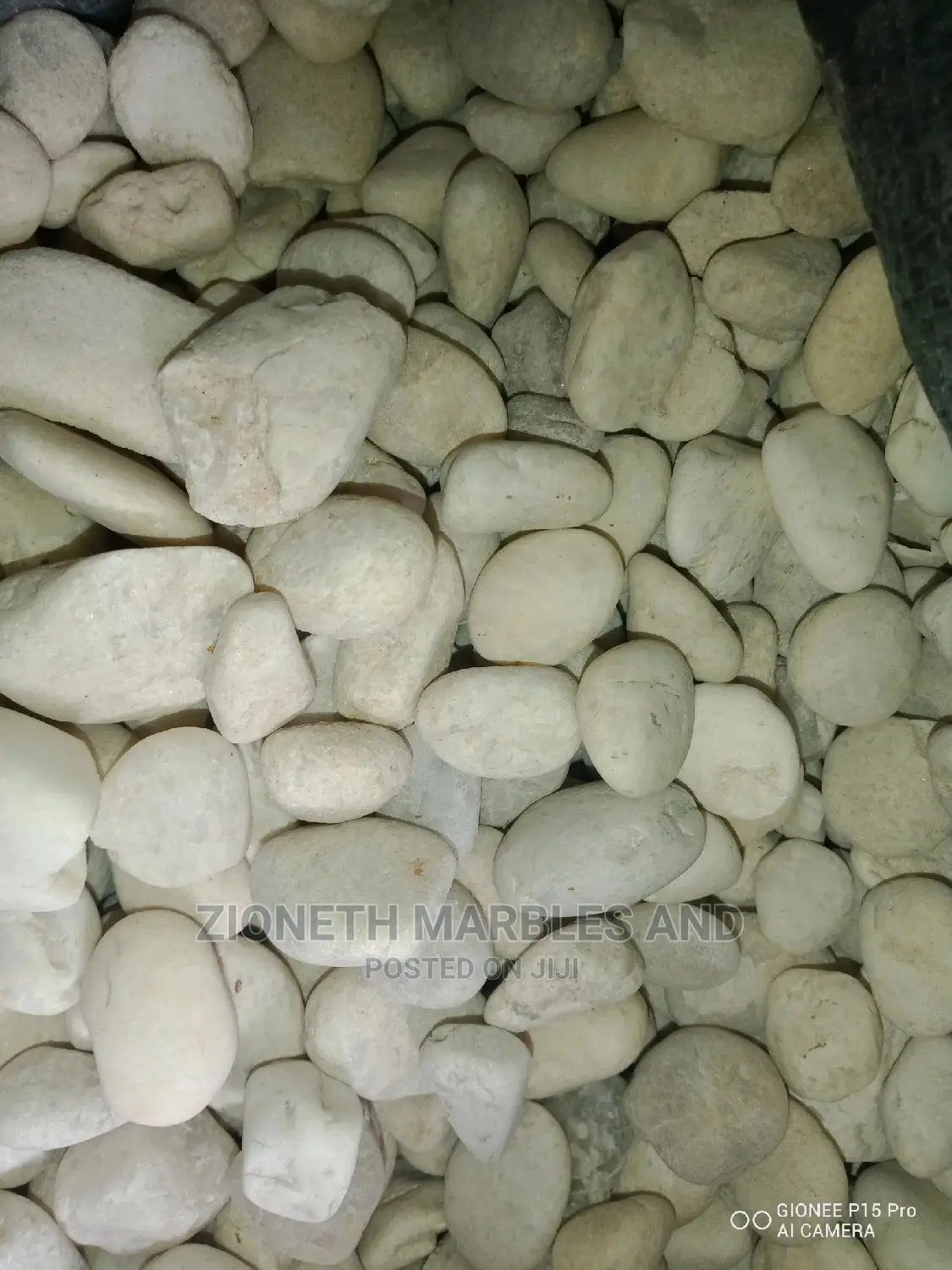 Crystal White Round Chippings/Stone