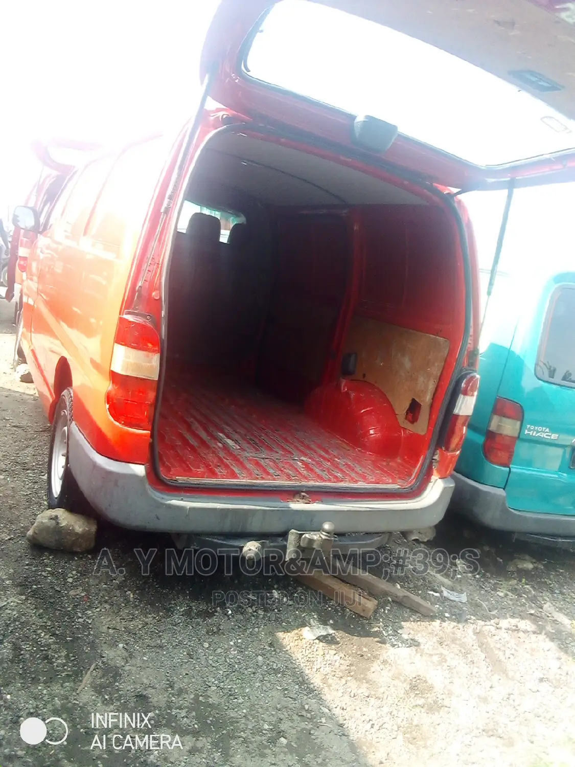 Toyota HiAce 2003 Red