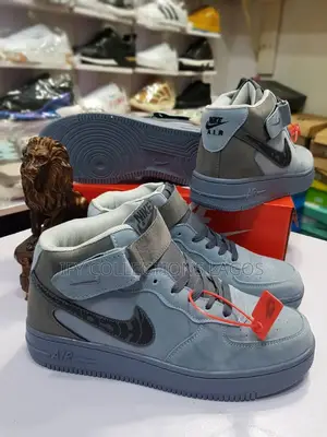 Nike SNEAKERS