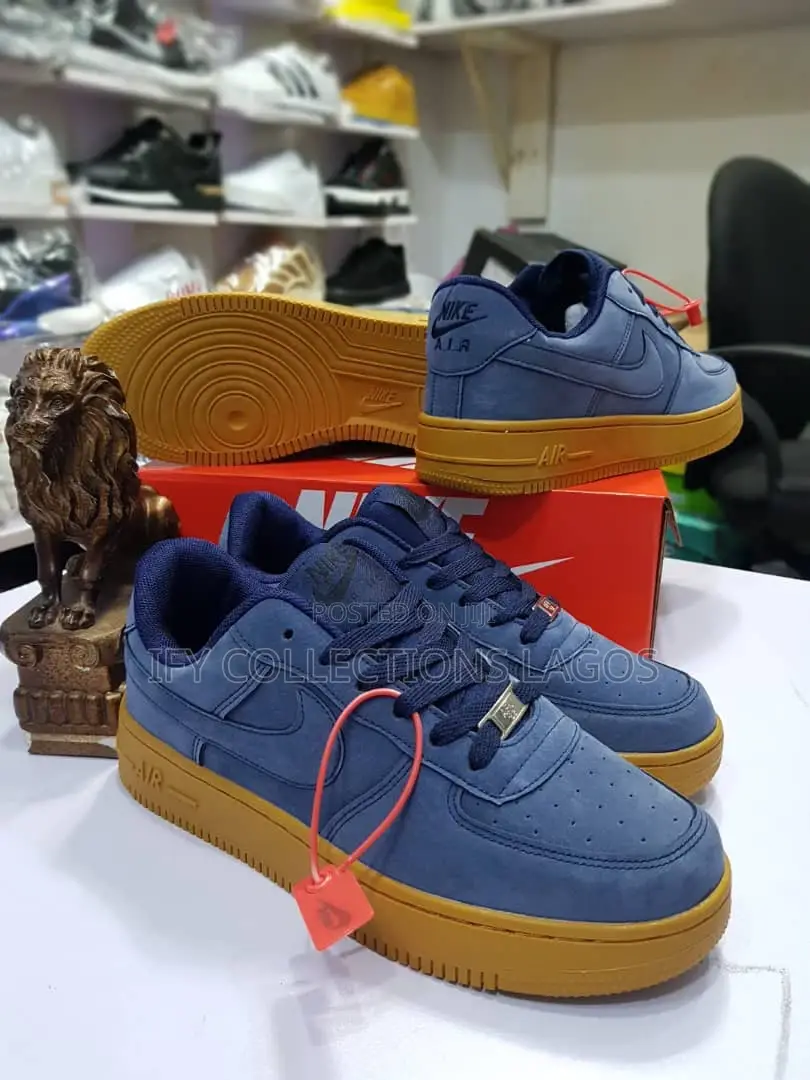 Nike SNEAKERS