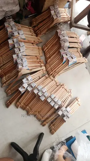 High Quality Wooden Clothes Hangers Per Bundle