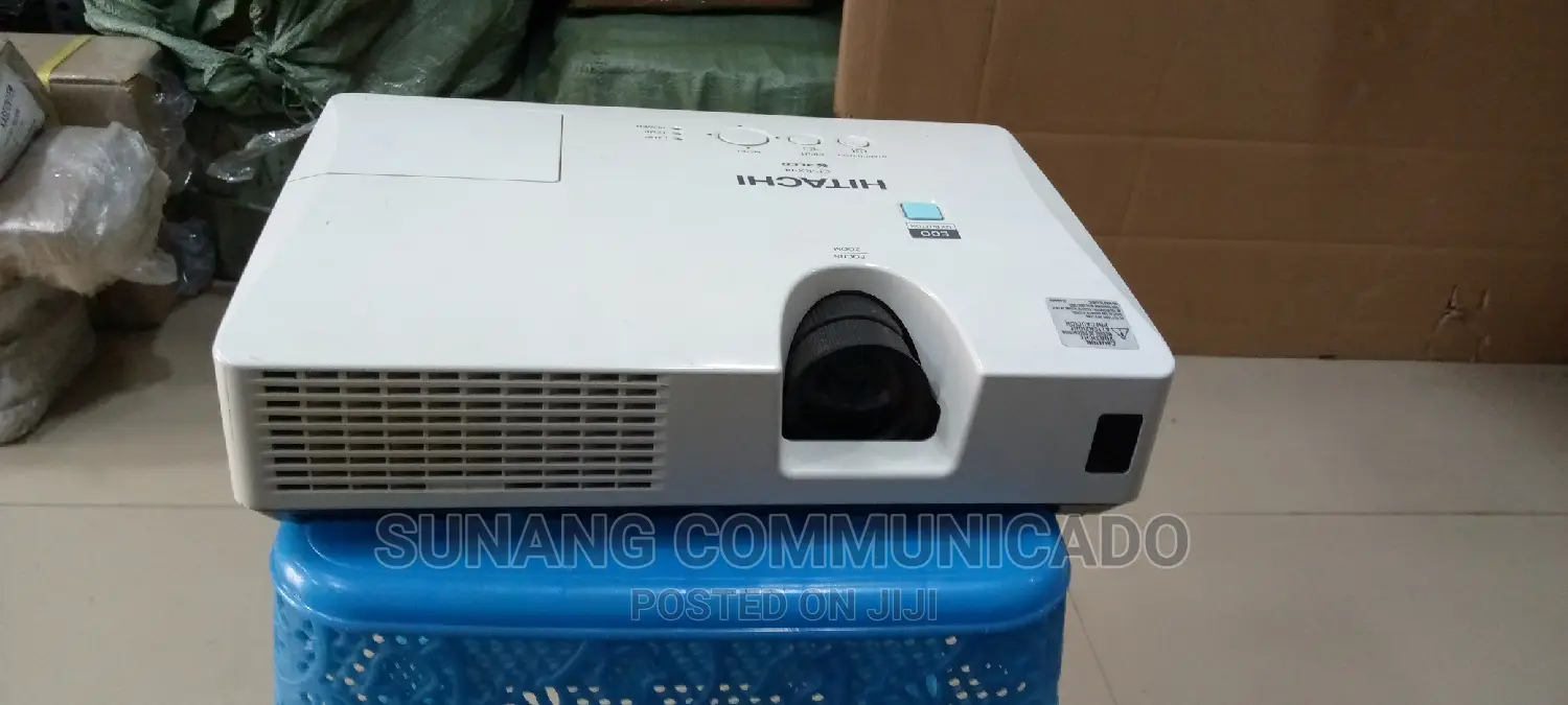 Hitachi Projector 3000 Lumens