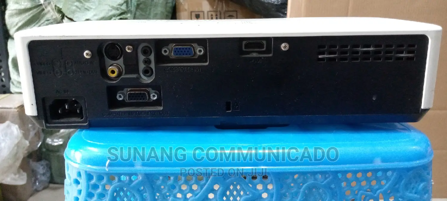 Hitachi Projector 3000 Lumens