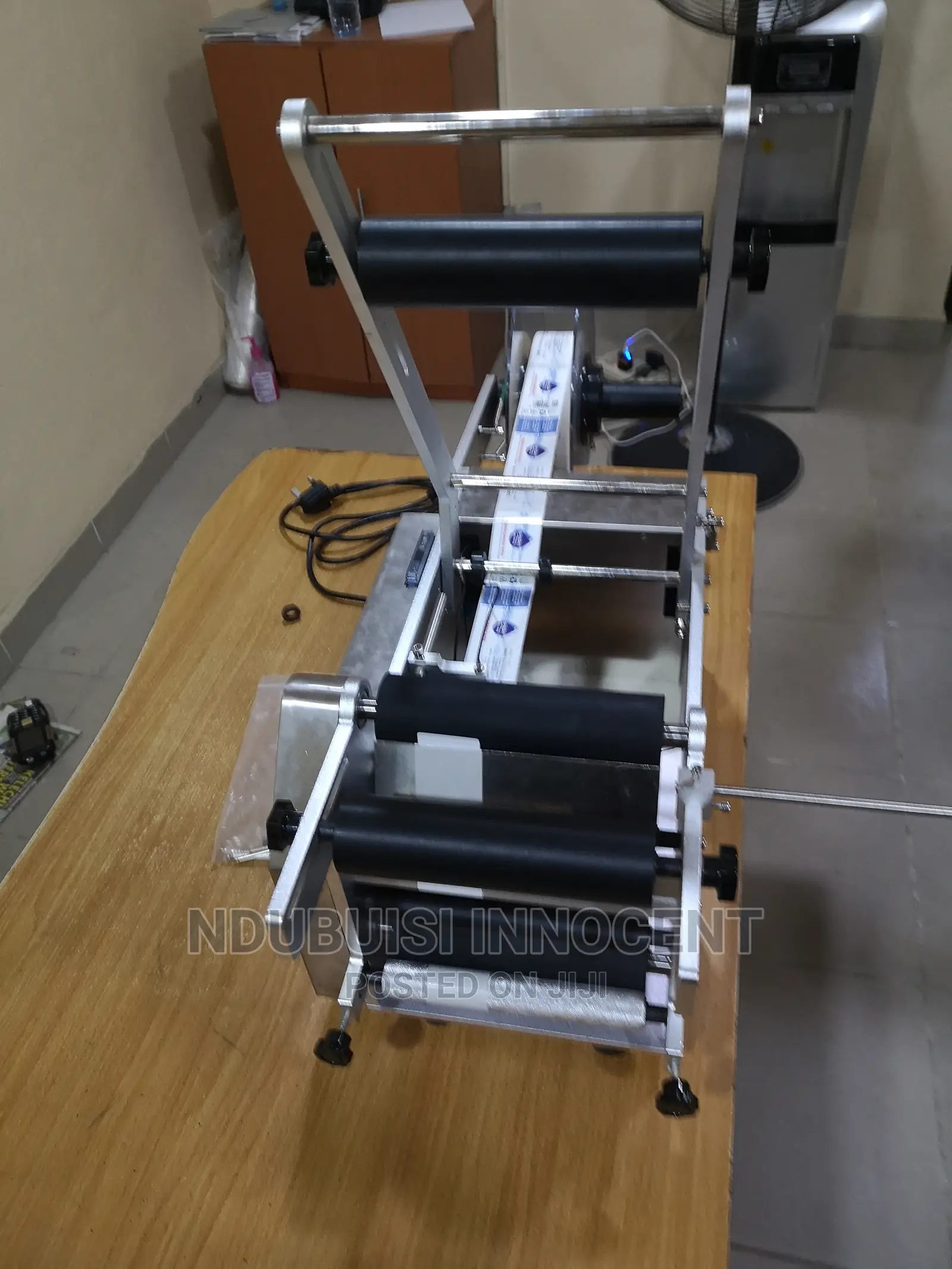 Round Bottle Sticker Labeling Machine