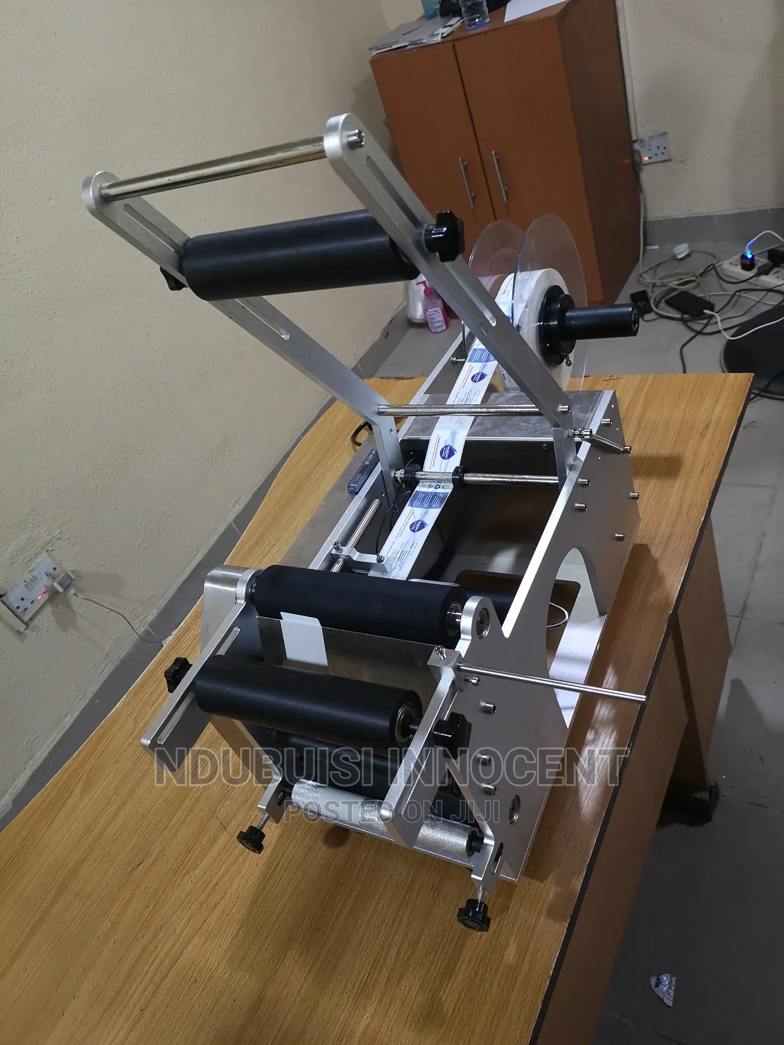 Round Bottle Sticker Labeling Machine