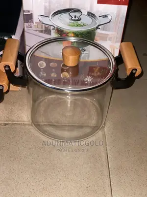 Transparent Cooking Pot With Wooden Hand