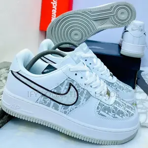NIKE Sneakers