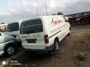 Toyota HiAce 2000 White