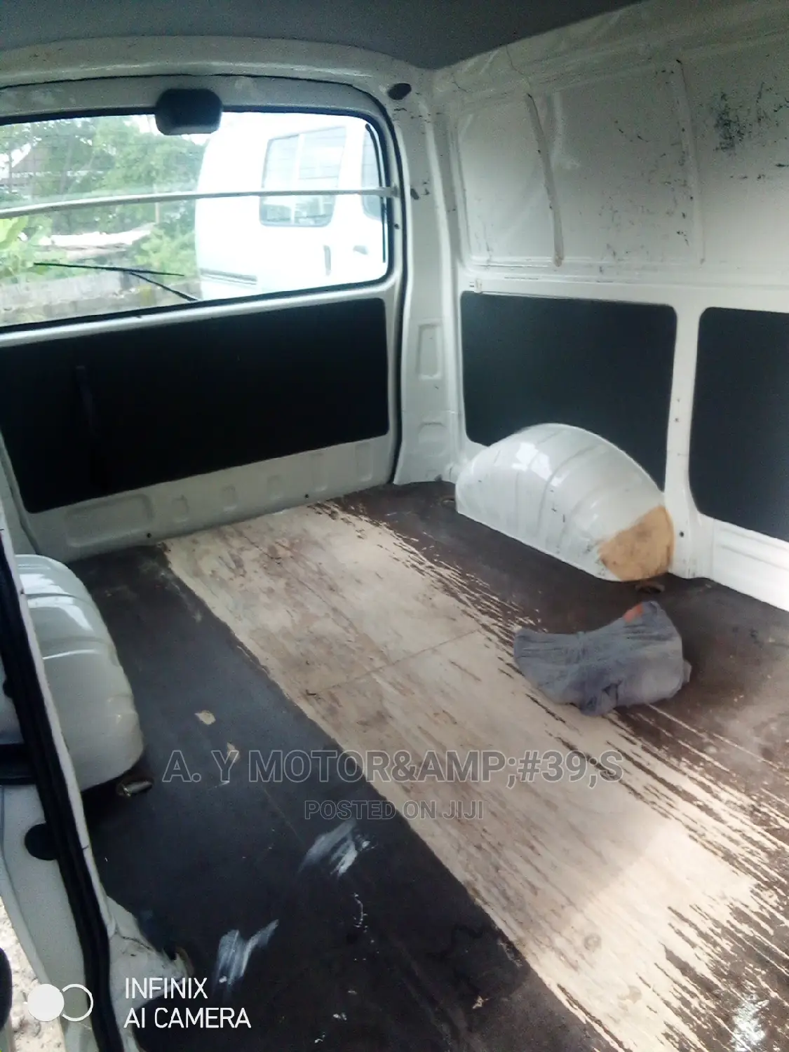 Toyota HiAce 2000 White