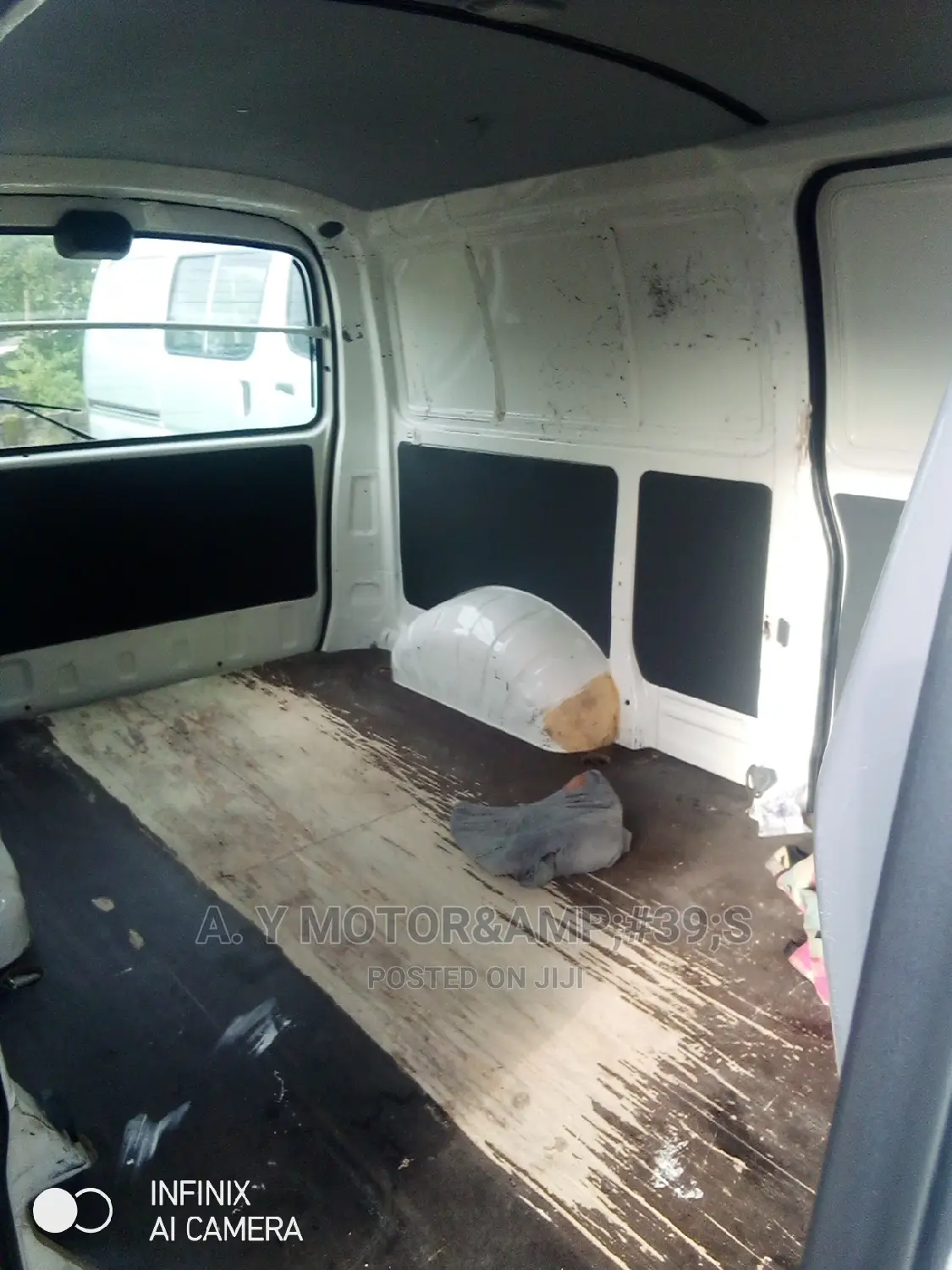 Toyota HiAce 2000 White