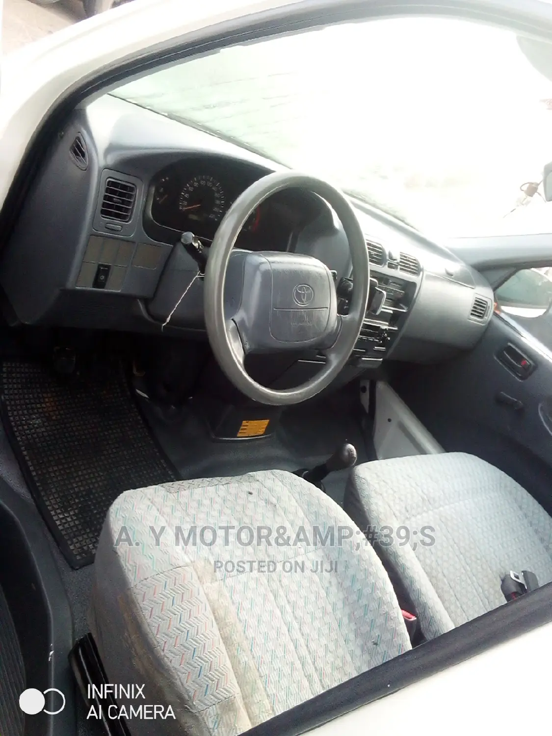 Toyota HiAce 2000 White