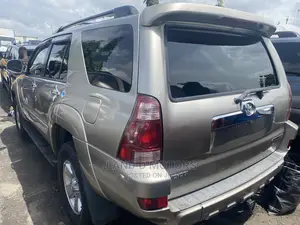 Toyota 4-Runner Limited V6 4x4 2005 Gold