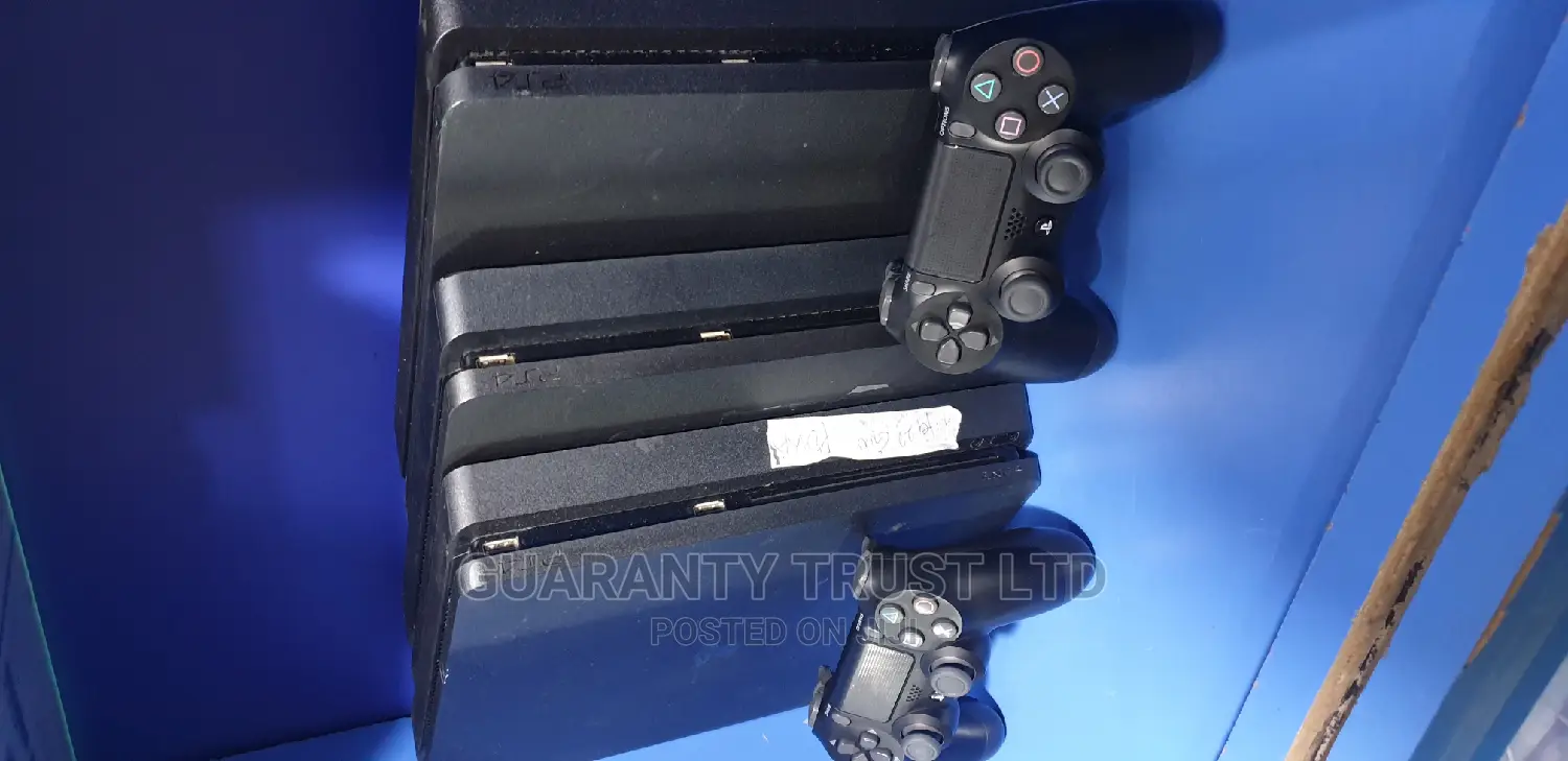 Ps4 Slim + 2 Pads