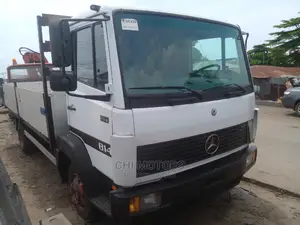 Mercedes Truck Pickup 17feet