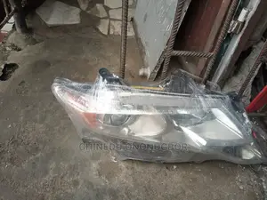 Toyota Venza Right Headlight Charger Type