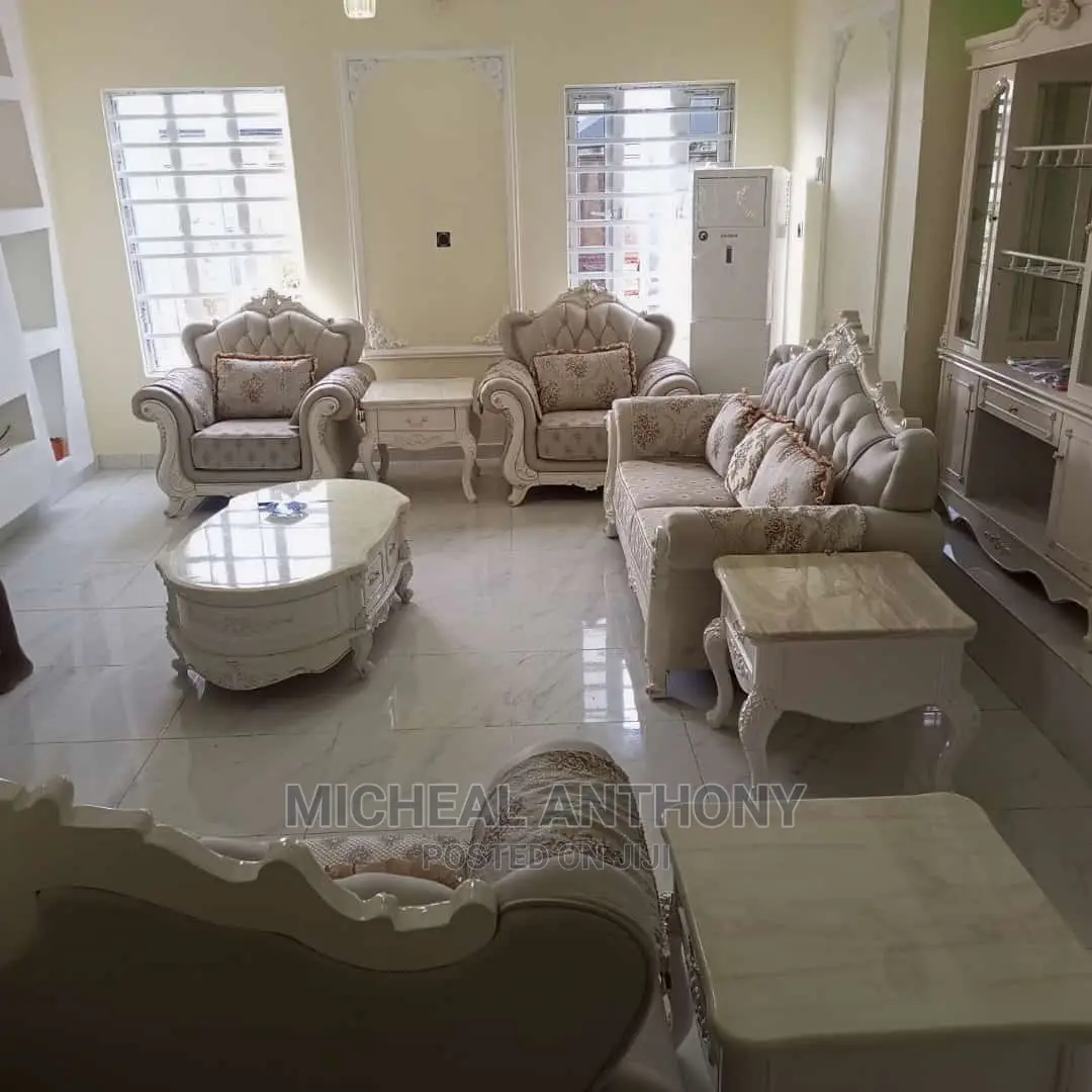 Complete Set of Sofa Chairs With Centre Table