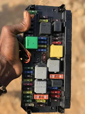 Front Fuse Box C300 W204