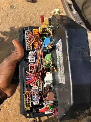 Front Fuse Box C300 W204