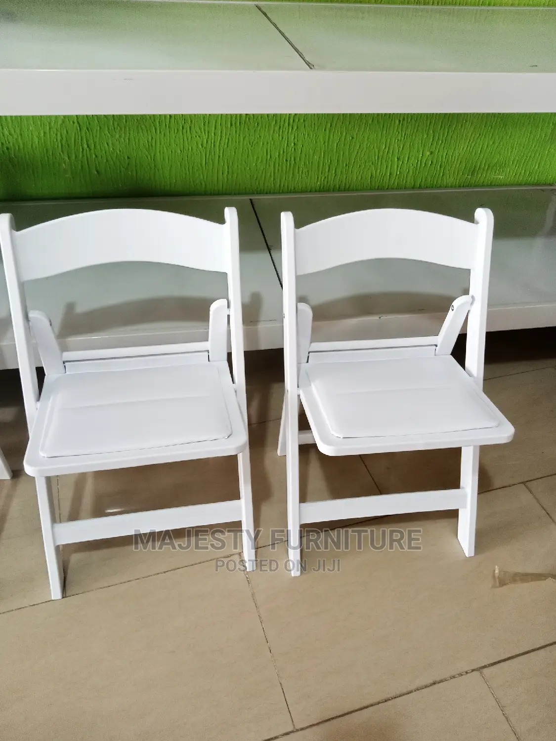 Foldable Plastic Chair With Metal Leg.