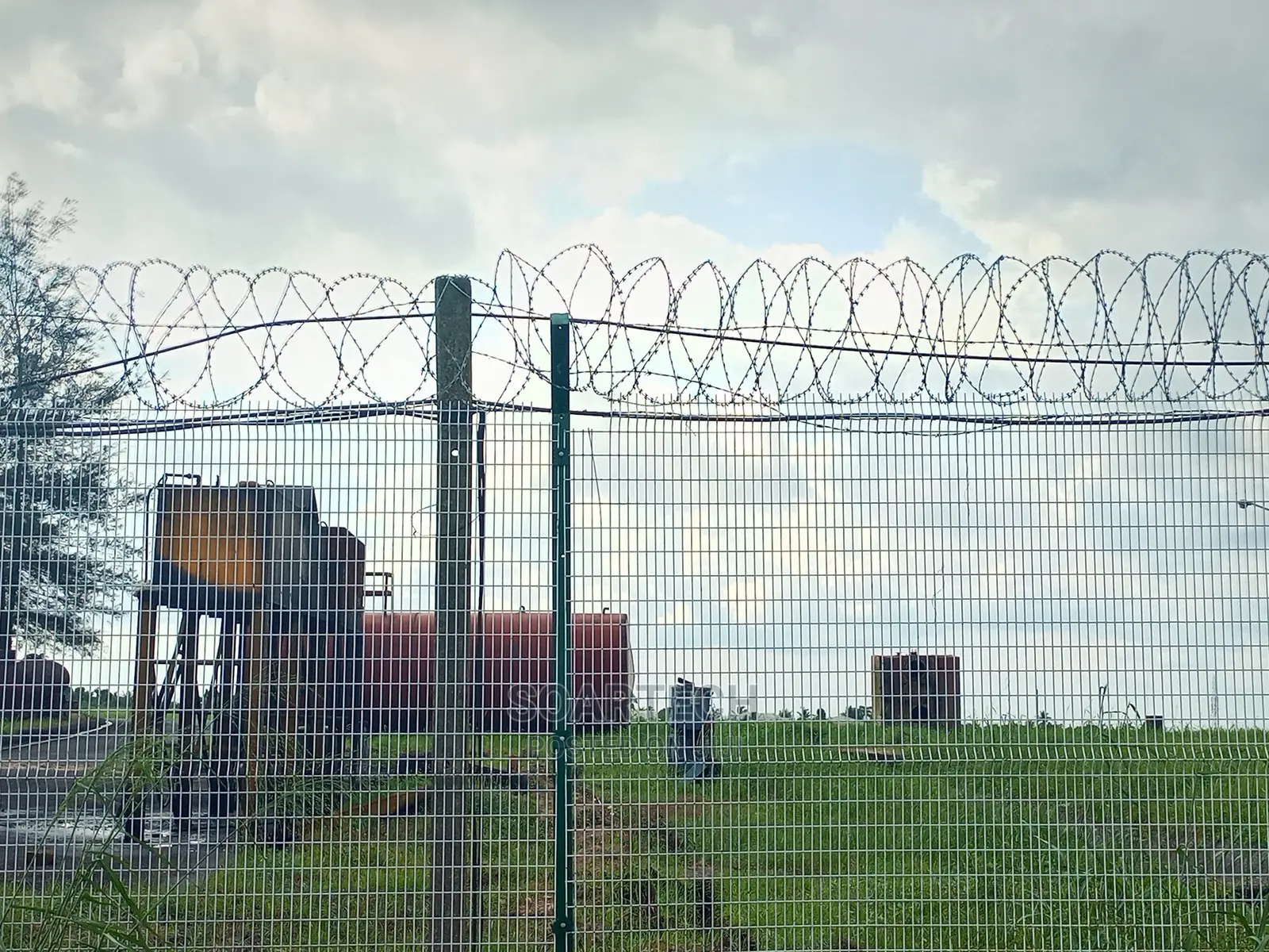 Barb Wire And Chain Link Fencing