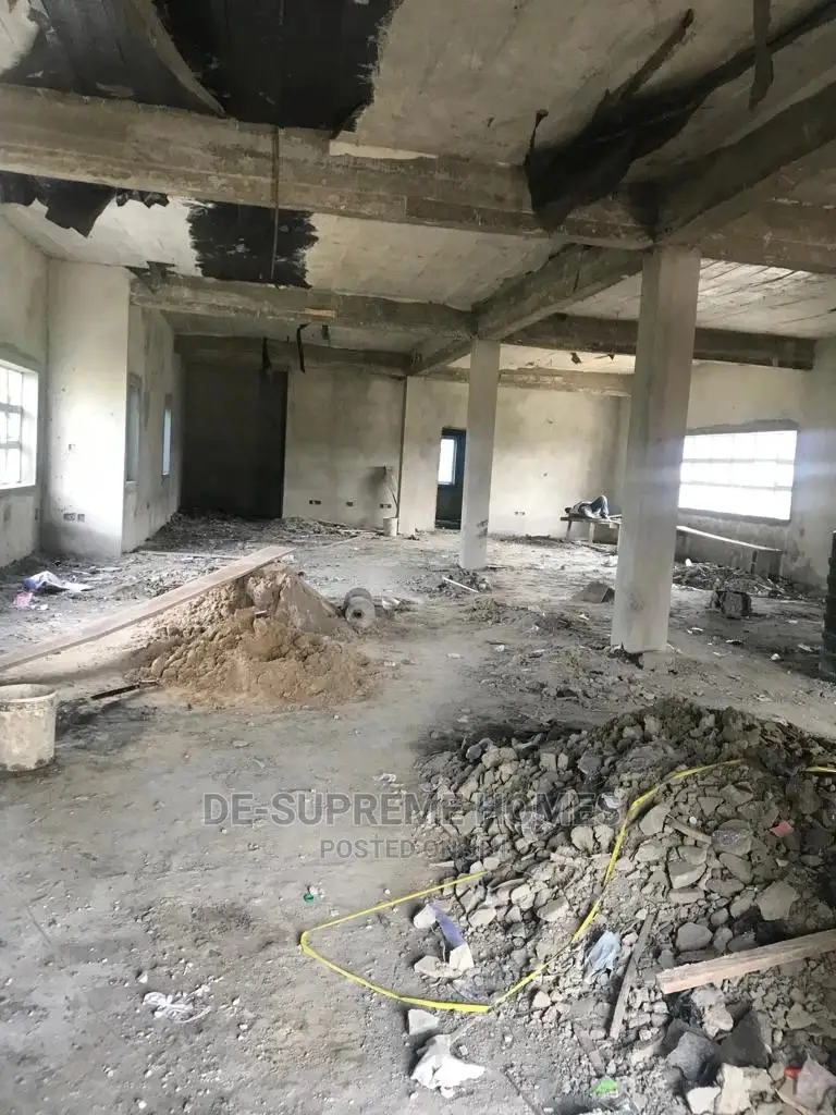 Large Shop Space Facing Express