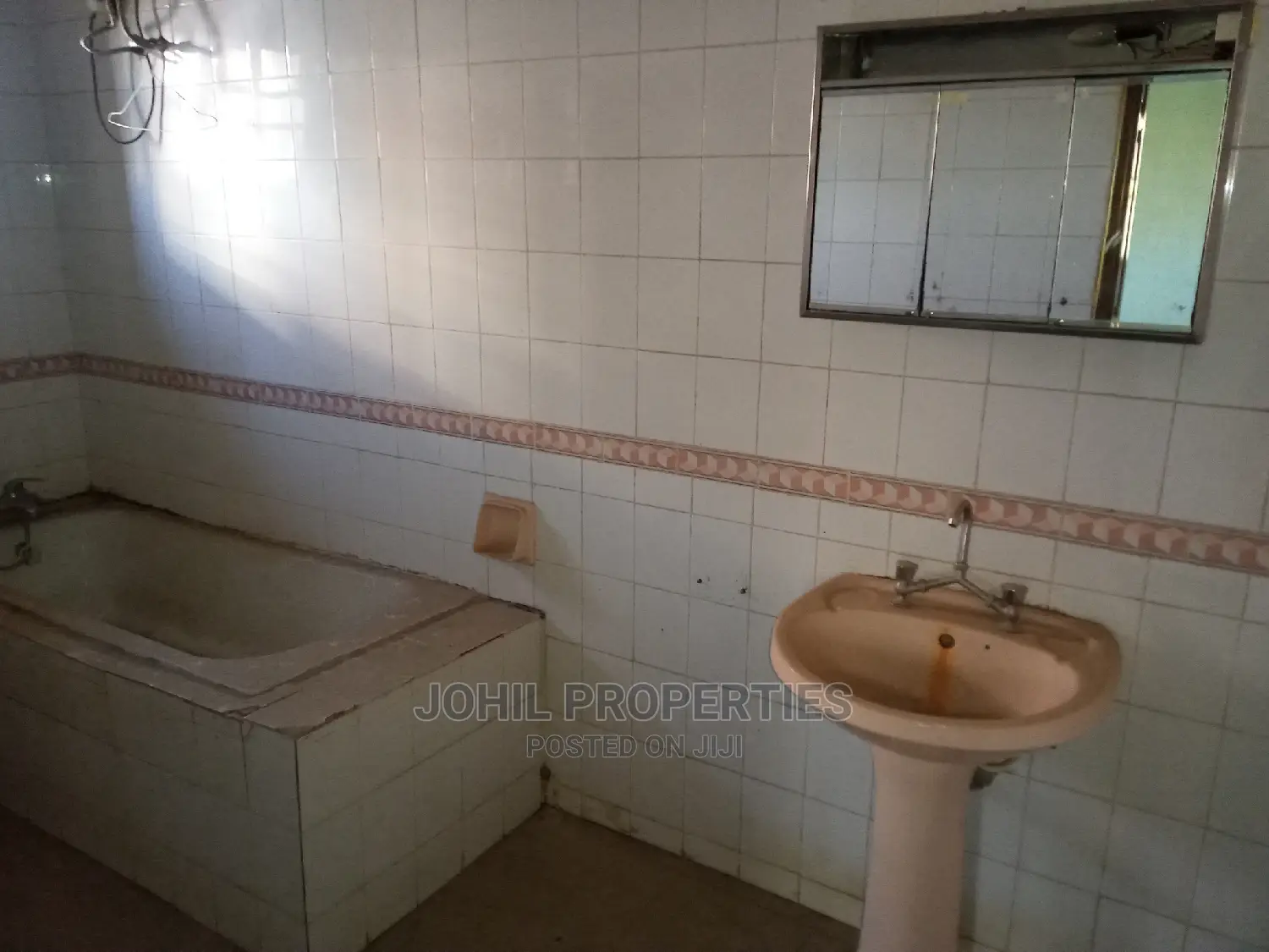 6bdrm Duplex in Garki 1 for sale