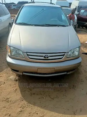Toyota Sienna LE 2002 Gold