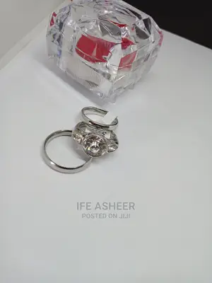 Couples Set Of Wedding Ring Inside A Ring Box 002 - Silver