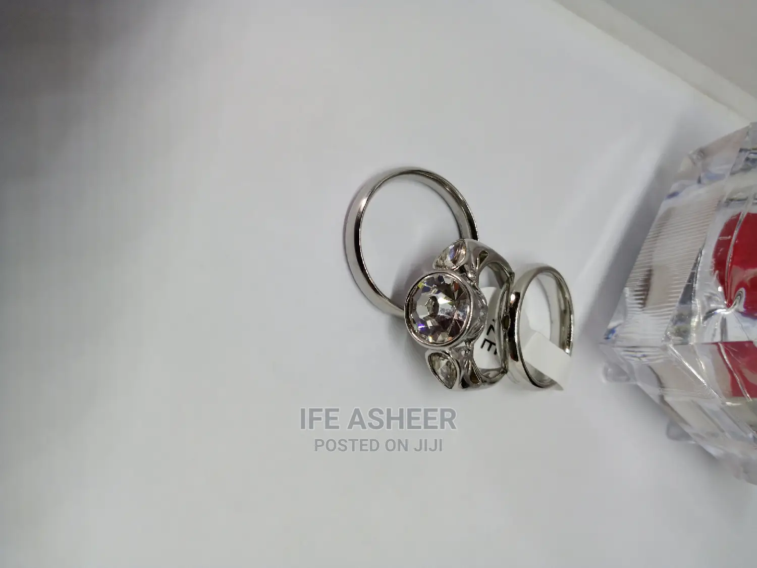 Couples Set Of Wedding Ring Inside A Ring Box 002 - Silver