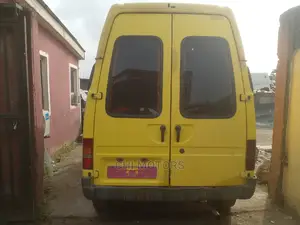 Ford Transit 2005 Yellow