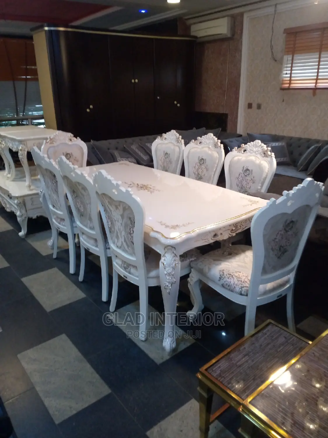 Royal Dining by Eight Sitter