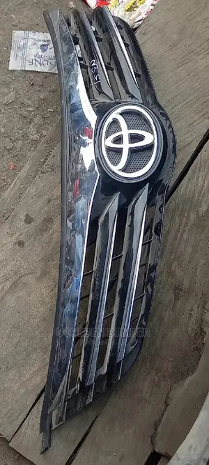 Up and Down Grill Toyota Avensis 2012
