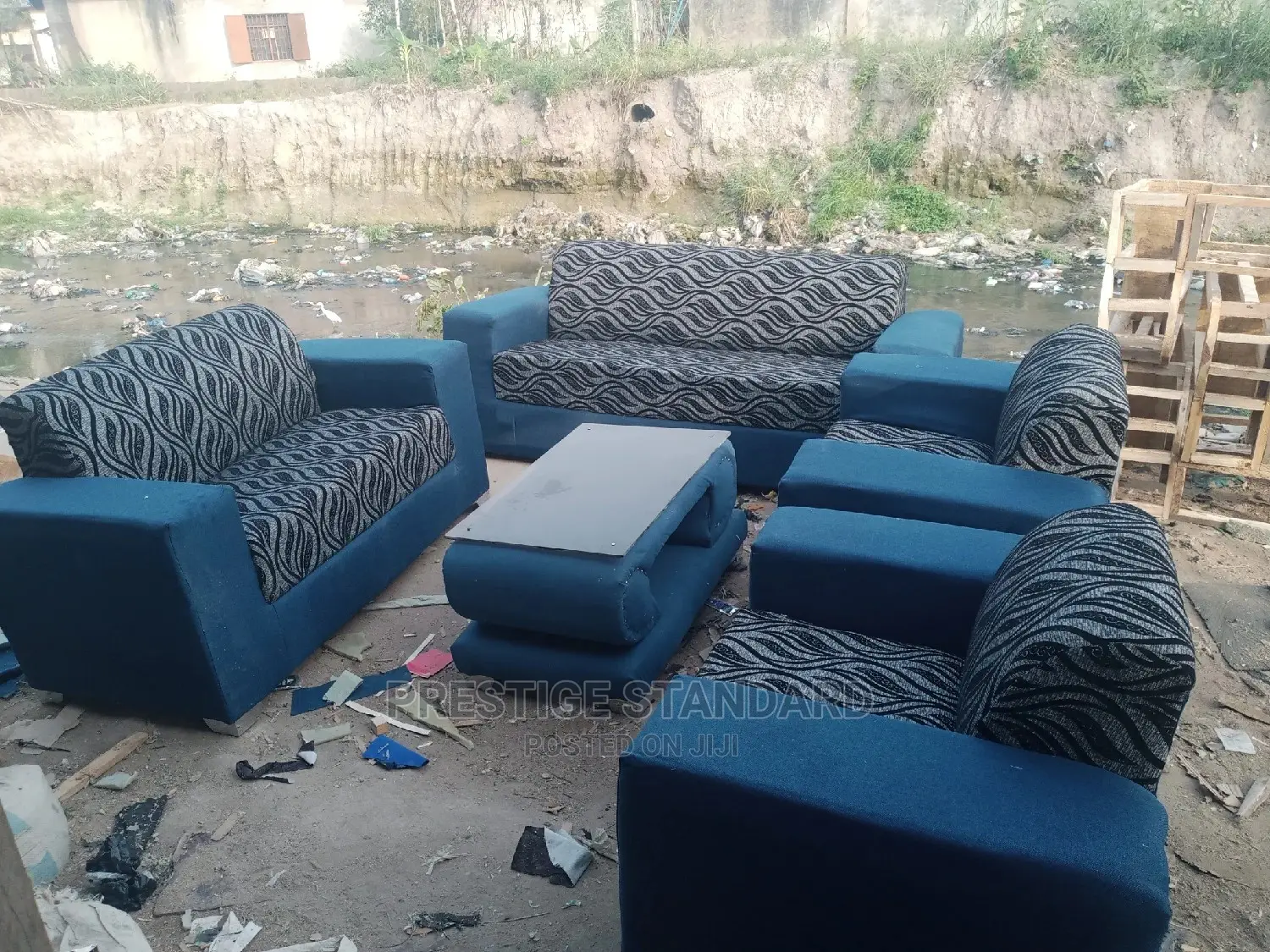 A 7 Seater Sofa With Center Table