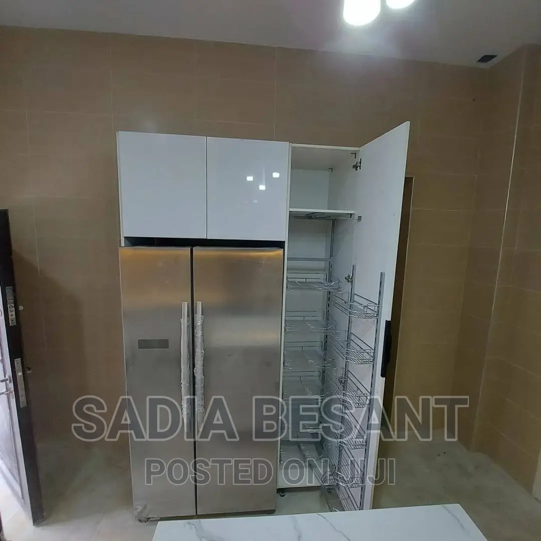 Kitchen Cabinet With Accesseries