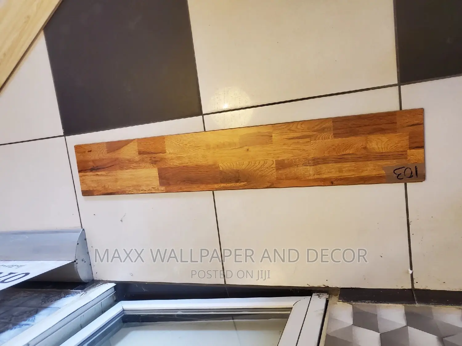 3D Effects Laminate Floor With Free Underlay