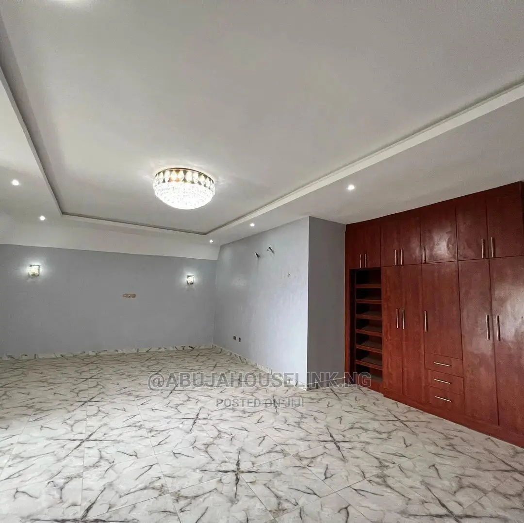 8bdrm Mansion in Gwarinpa for sale