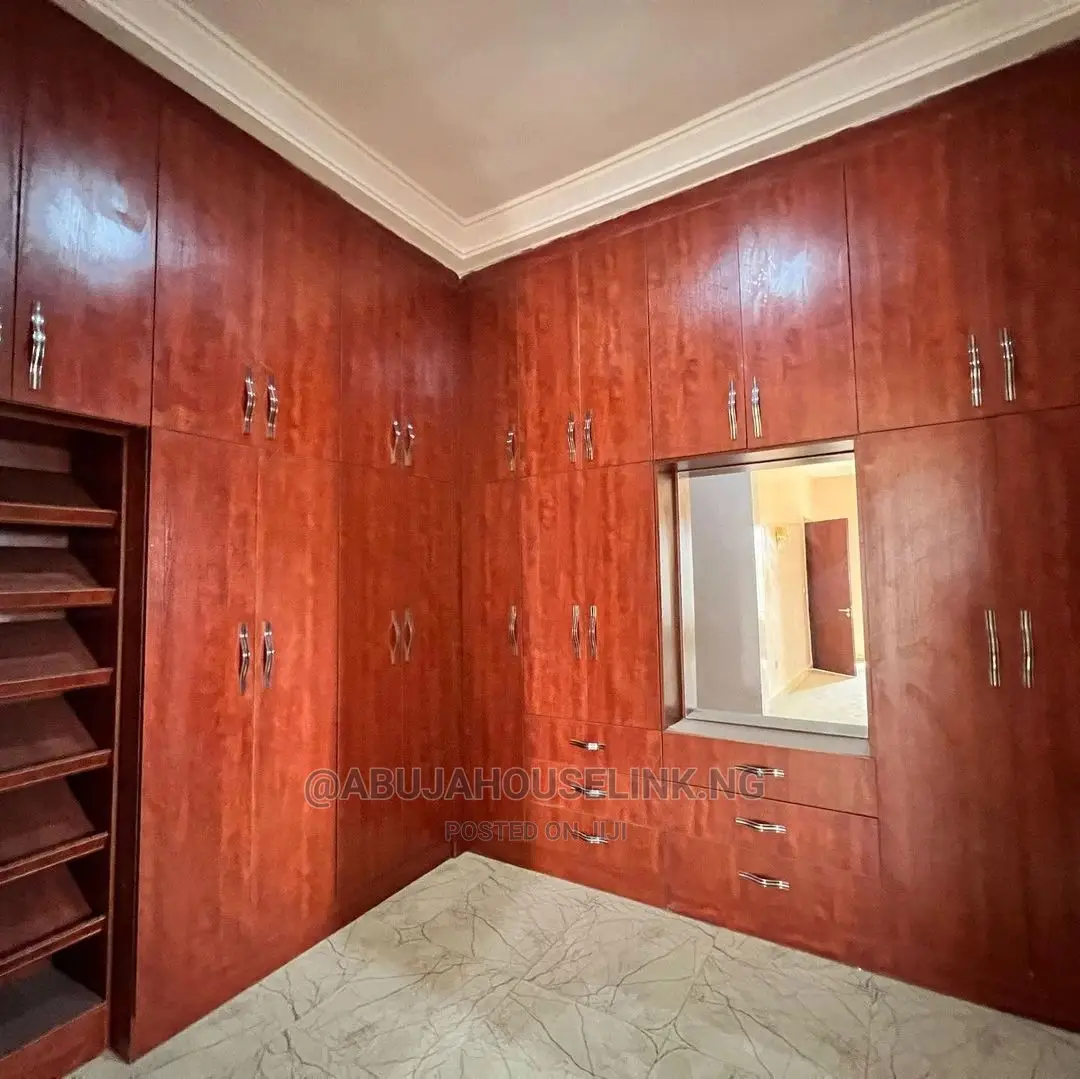 8bdrm Mansion in Gwarinpa for sale