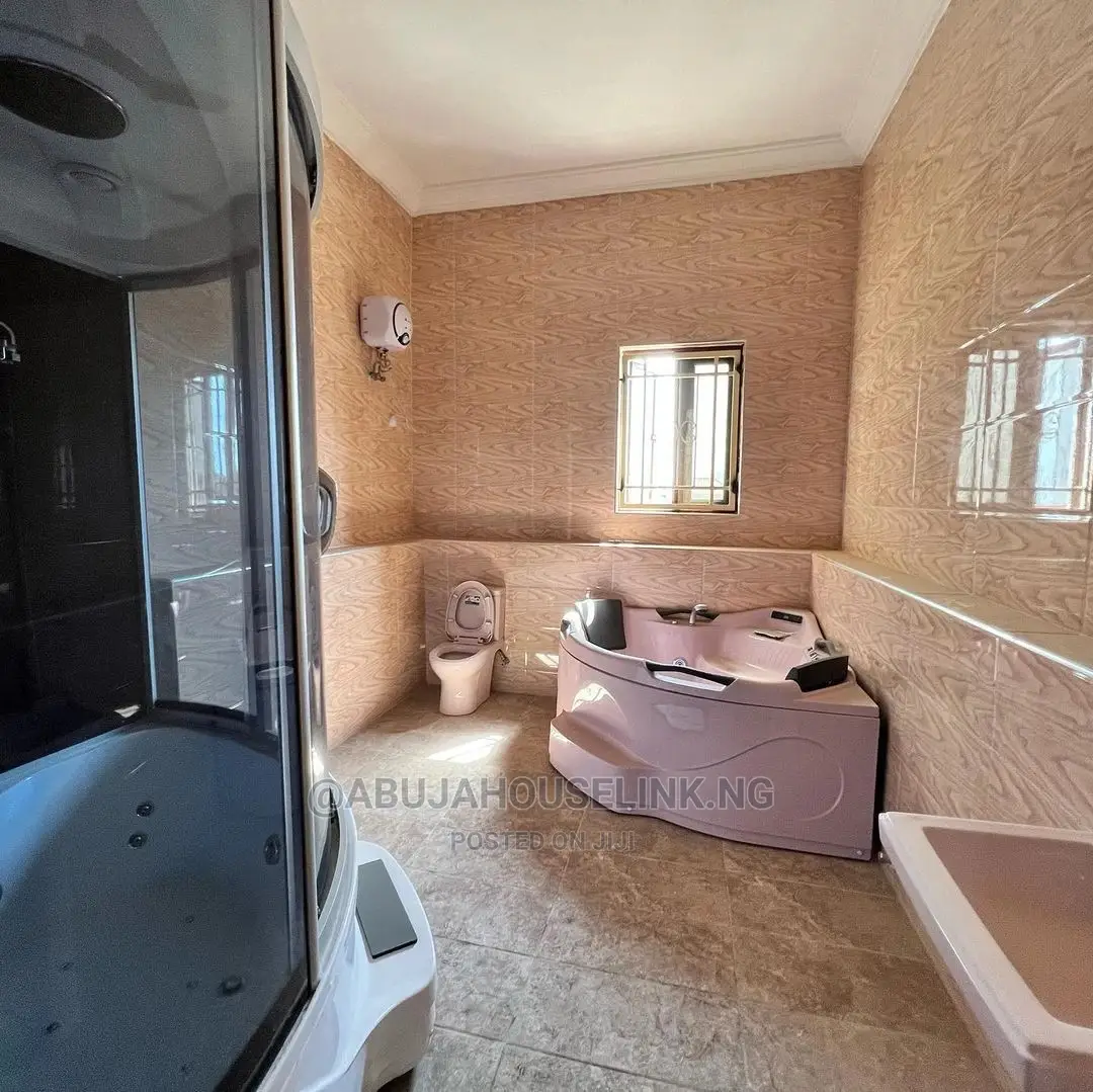 8bdrm Mansion in Gwarinpa for sale