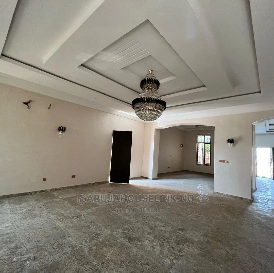 8bdrm Mansion in Gwarinpa for sale