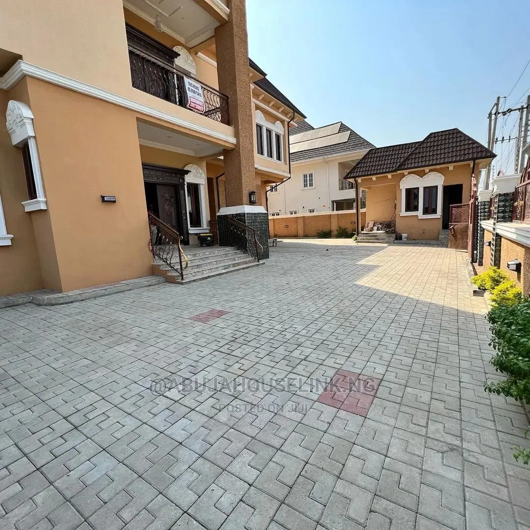 8bdrm Mansion in Gwarinpa for sale