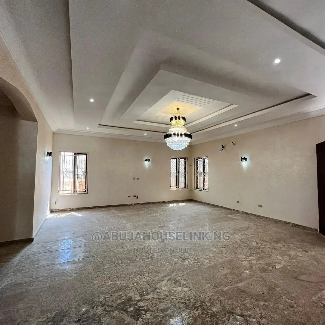 8bdrm Mansion in Gwarinpa for sale