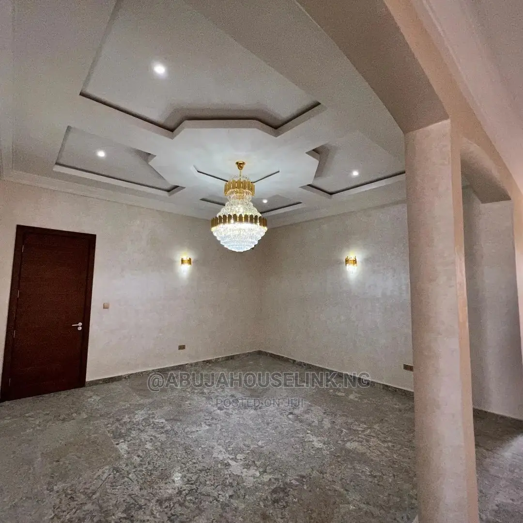 8bdrm Mansion in Gwarinpa for sale