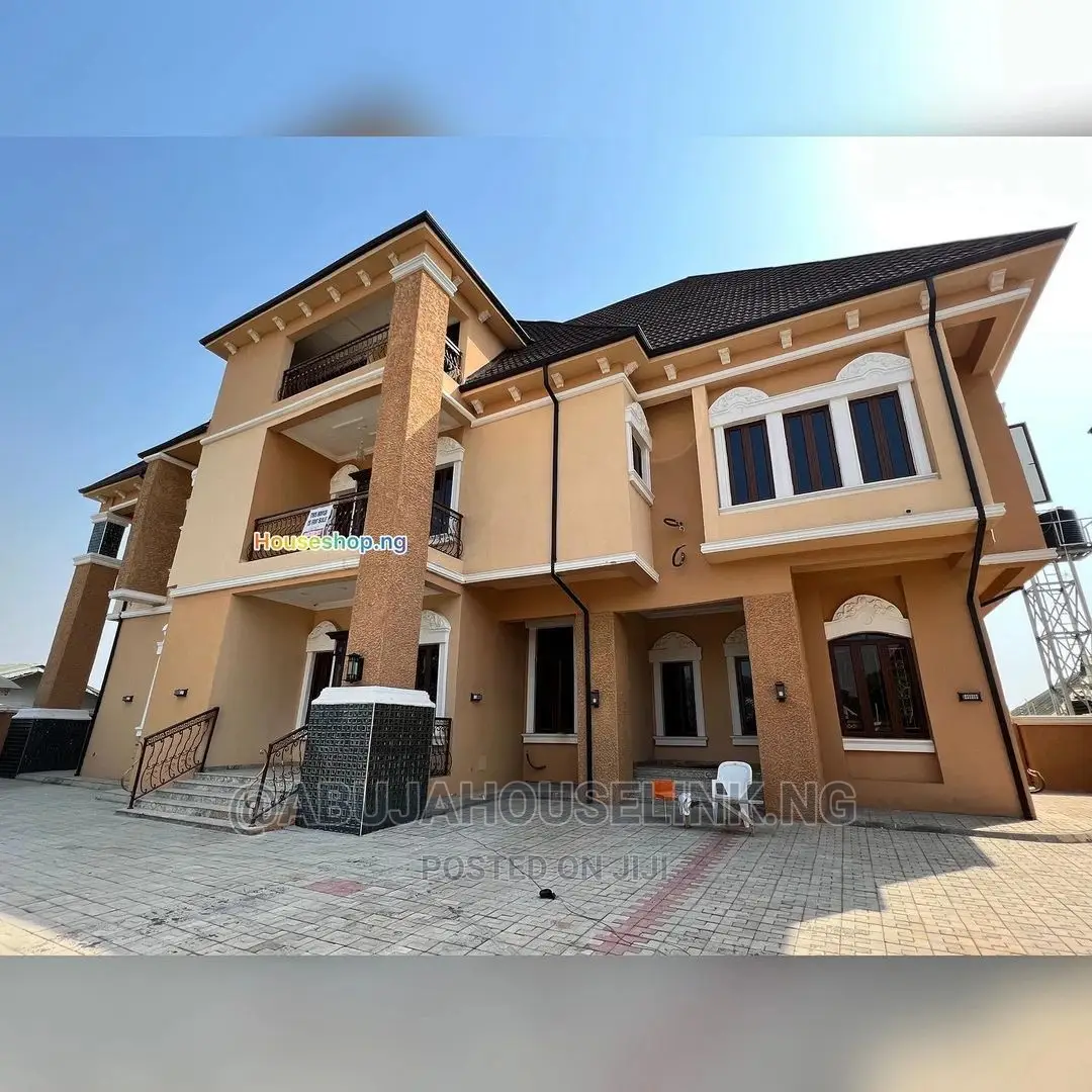 8bdrm Mansion in Gwarinpa for sale