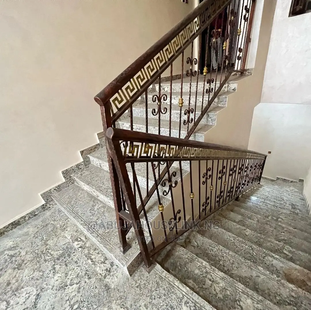 8bdrm Mansion in Gwarinpa for sale