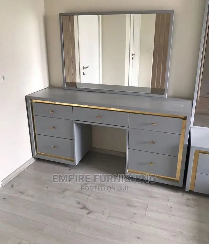 Nice Mirror Stand