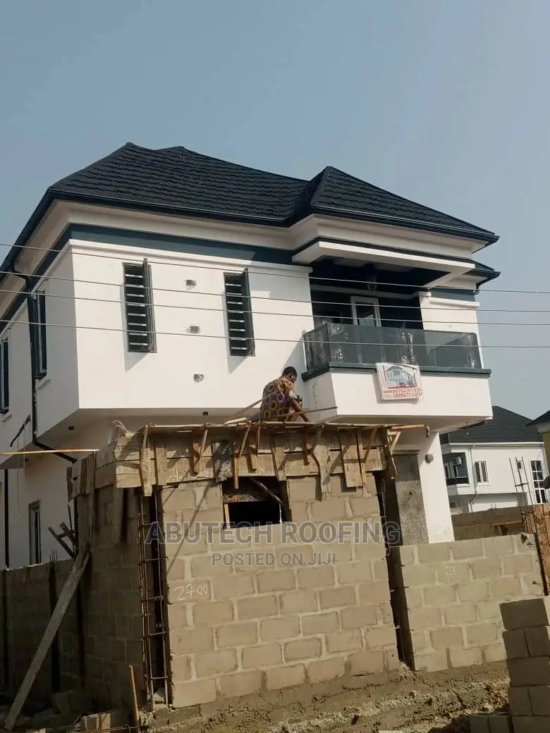 High Quality Gerald With Black Rain Gutter