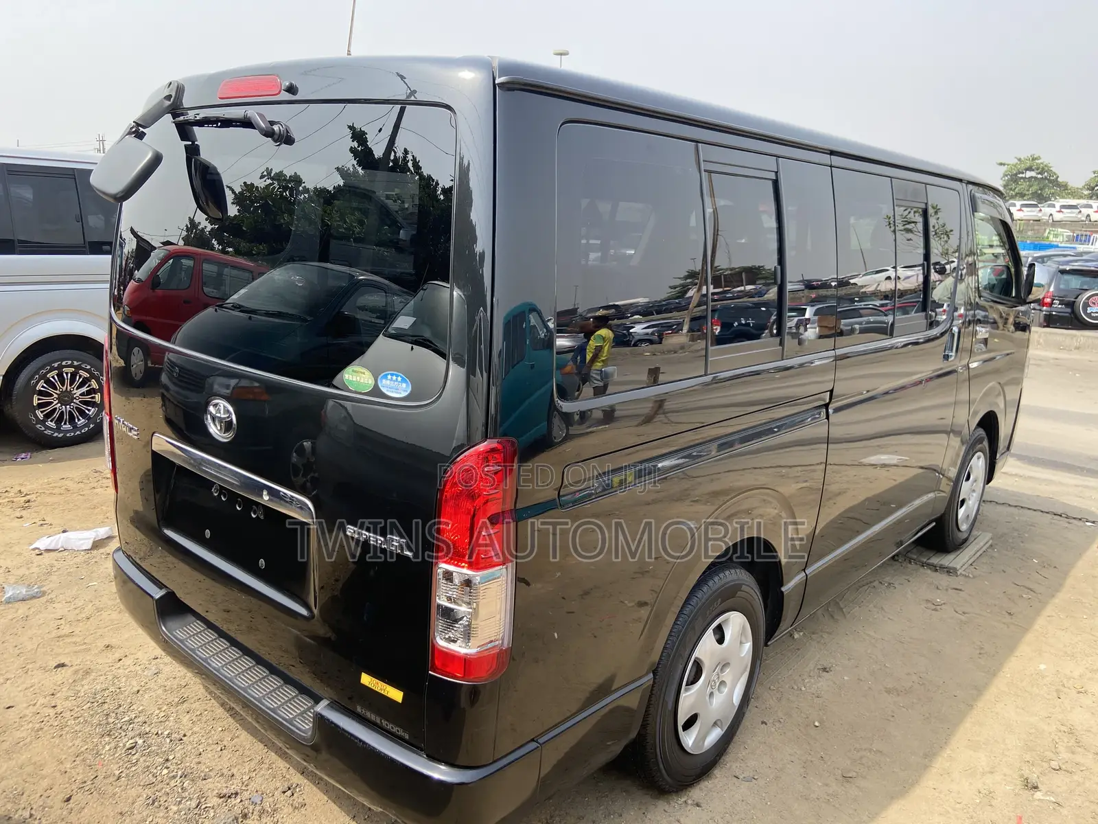 Toyota HiAce 2013 Black