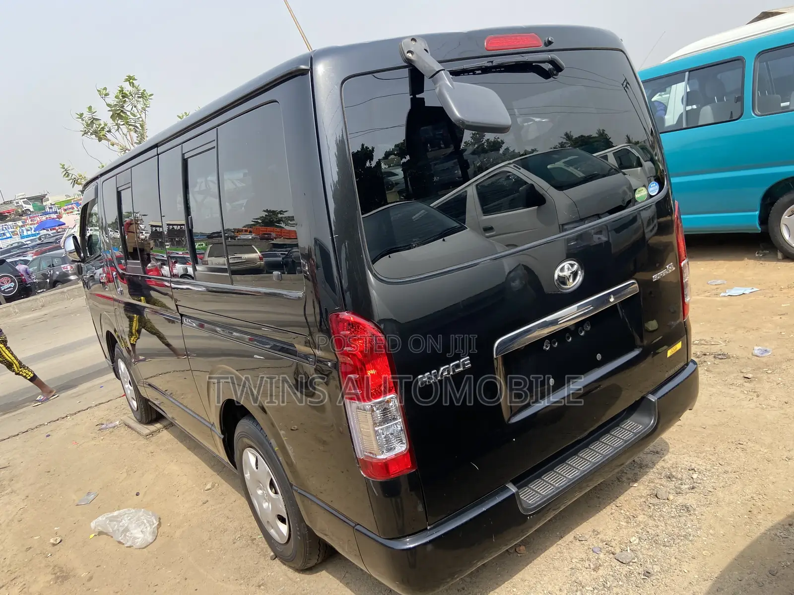 Toyota HiAce 2013 Black