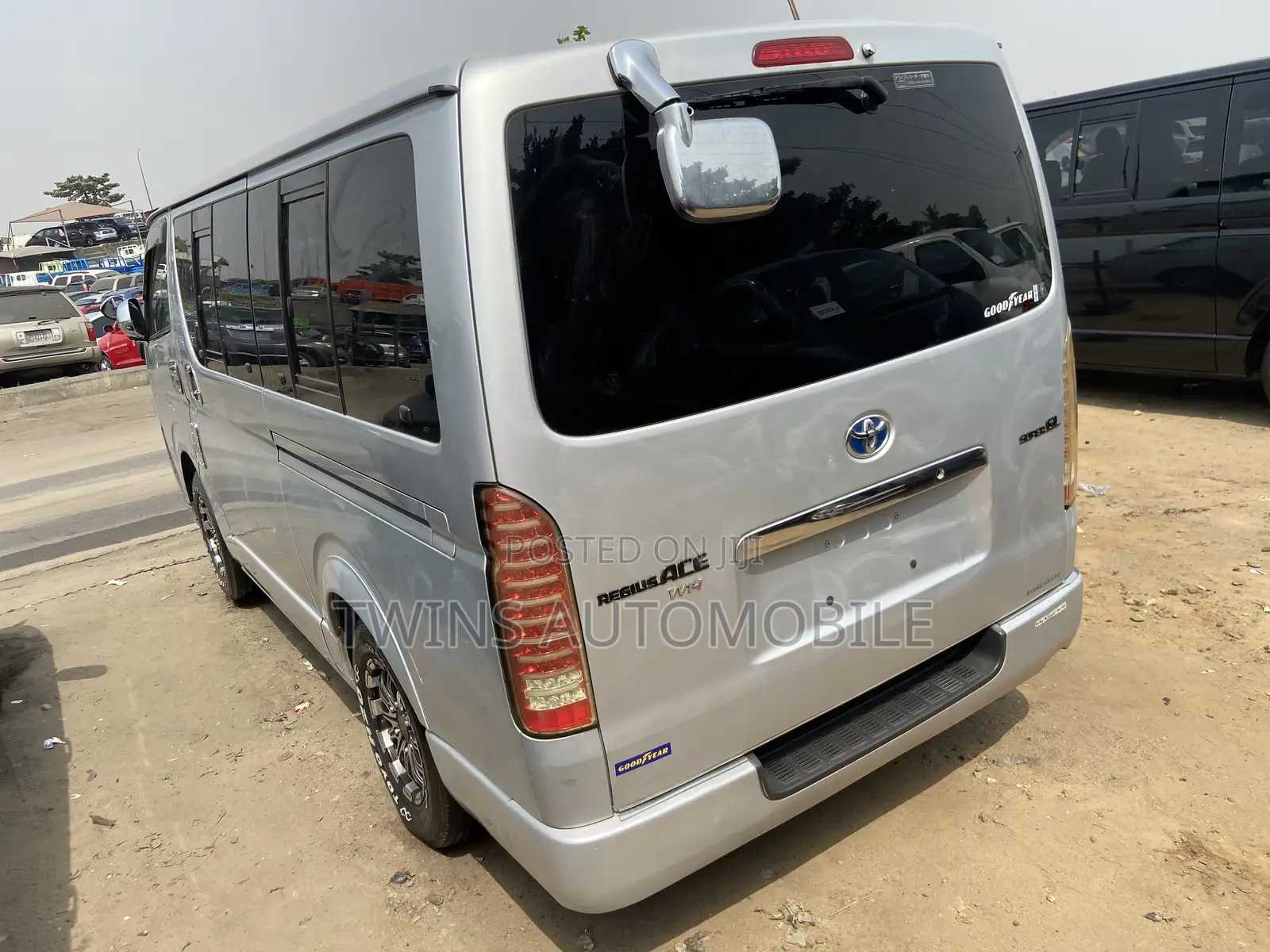 Toyota HiAce 2013 Silver
