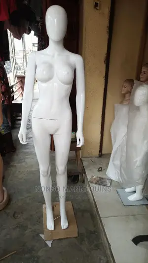 Faceless Size 8 Glossy White Female With Big Breast
